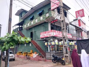 නුවර පාරට හා අඩි 20 පාරකට මුහුනලා තිහාරිය නගරයෙන්ම ව්‍යාපාරික ගොඩනැගිල්ලක් ඉක්මනින්ම විකිණිමට