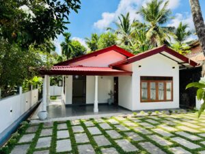 නිට්ටඹුව නගරයේ තිලකවර්ධන ටෙක්ස් ටයිල් අසලින් පදිංචි නොවූ අංගසම්පූර්ණ නව නිවස විකිණීමට