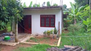 මීරිගම පාර ගල්අමුන හංදියට ලගින් අඩක් නිමකල දෙමහල් නිවසක් ඉක්මනින්ම විකිනීමට