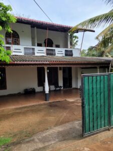 කොළඹ නුවර පාරට ලගින් කළගෙඩිහේන හදිසි විදේශ ගතවීමක් හේතුවෙන් ඉතා ඉක්මනින් විකිණීමට.
