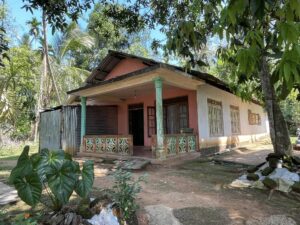 වරකාපොල ප්රදේශයෙන් වෙල්යායකට හා කාපට් පාරකට මුහුණලා නිස්කලංක වටපිටාවක පර්චස් 72 ක ඉඩම හා නිවස විකිණීමට.