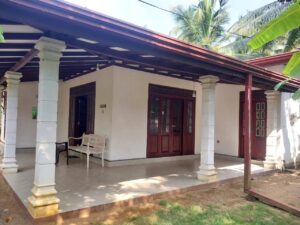 අත්තනගල්ල නගරයෙන් වෙල්යායකට මුහුනලා අංගසම්පුර්ණ නිවසක් විකිණීමට.