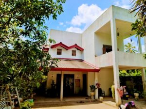 ගම්පහ නගරයට ලගින් ඉදිගොල්ල ප්‍රදේශයෙන් දෙමහල් නිවසක් විකිණීමට