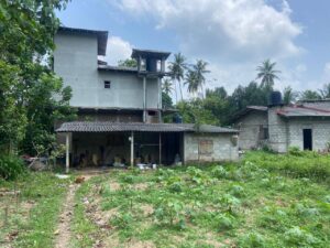 කටුනායක වේයන්ගොඩ පාරට ලගින් වෙන්දේසි කරන ලද ඉඩමක කුඩා නිවසක් සමග වටිනා බිම්කොටසක් විකිණීමට