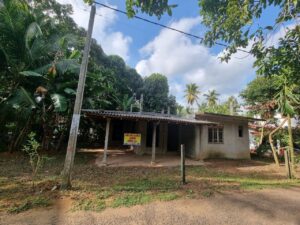 වැලිවේරිය කිරිදිවැල බස් පාරට මීටර් 350 ක් ලගින් අඩක් නිම කළ දෙමහල් නිවසක් විකිණීමට