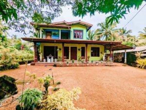 අඹේපුස්ස දුම්රිය ස්ථානයට මීටර් 100ක් ලගින්ම කාපට් පාරට මායිම් දෙමහල් නිවසක් සමග පර්චස් 30ක ඉඩමක් විකිණිමට