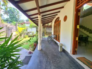 කඩවත – කිරිල්ලවල නුවර පාරට ලගින් දෙමහල් නිවස විකිණිමට