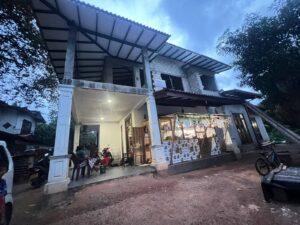 කඩවත ඉඹුල්ගොඩ අඩි 20 කාපට් පාරට මුහුණලා පර්චස් 15 දෙමහල් නිවසක්