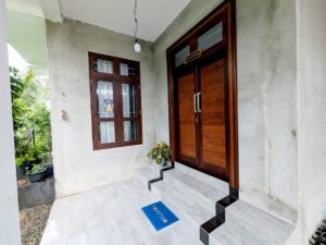 බැලුම්මහර නගරයෙන් පර්චස් 10 ඉදිවෙමින් පවතින දෙමහල් නිවසක්