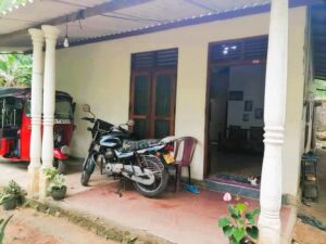 මිනුවන්ගොඩ නගරයට ඇවිද යන දුරින් පර්චස් 17.5 ඉඩම සමඟ නිවසක්