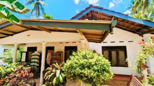 වේයන්ගොඩ මල්ලැහැව පාරට ළගින් නිවසක්