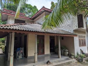 දෙමහල් නිවසක් දිවුලපිටියෙන්