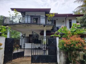 ප්‍රධාන බස් මාර්ගයට ඇවිද යන දුරින් දෙමහල් නිවසක්