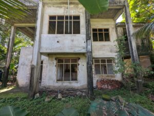 276 ප්‍රධාන බස් මාර්ගය පේන දුරින් අඩක් නිමකල දෙමහල් නිවසක්