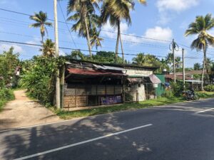 බස් මාර්ගයට මායිම්ව ඉඩමක්