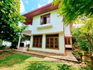 අලුත් දෙමහල් නිවසක් විකිණීමට