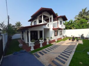 බස් මාර්ගයට ඇවිද යන දුරින් දෙමහල් නිවසක්