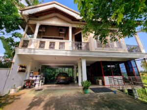 නුවර පාරට මුහුණලා නිවසක් සමග ව්‍යාපාරික ස්ථානයක්