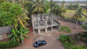 වෙල් යායකට මුහුණලා දෙමහල් නිවසක්