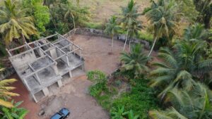 වෙල් යායකට මුහුණලා දෙමහල් නිවසක්