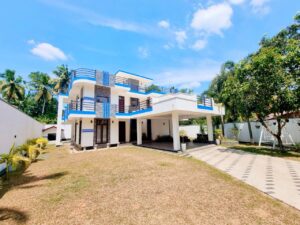 සුඛෝපභෝගී කාමර 5 ක ගෘහ භාණ්ඩ සමඟ තෙමහල් නිවසක් විකිණීමට