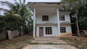 ගම්පහ බස් පාරට ආසන්නයෙන් දෙමහල් නිවසක් විකිණිමට