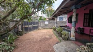 බෝඩිං කාමර තුනක් සමඟ නිවසක්