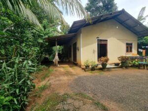 වරකාපොල,කරවනැල්ල ප්‍රධාන බස් මාර්ගයට 200M දුරින්