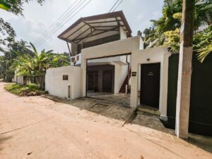 ගනේමුල්ල නගරයෙන් දෙමහල් නිවසක් විකිණීමට