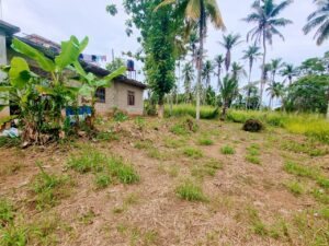 නුවර පාරට ළගින්ම වටිනා ඉඩමක්