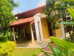 ගෘහ භාණ්ඩ සමඟ වටිනා නිවසක්