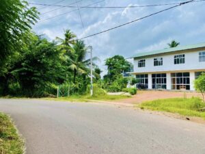 ප්‍රධාන පාරට මුහුණලා ගොඩනැගිල්ලක්