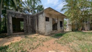 වැවට මායිම් වටිනා ඉඩම සමඟ අඩක් නිමකළ නිවසක්