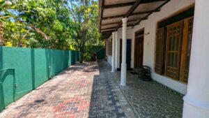 යක්කල නගරයෙන්ම නිවස සමඟ අඩක් නිමකල ඇනෙක්ස් එක