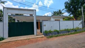 නුවර පාරට 400m අඩි 20 පාරවල් දෙකකට මුහුනලා වටිනා නිවසක්