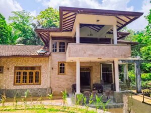 දිය පාරකට මායිම් වූ සුපිරි වටිනා ඉඩමක් සමඟ අංගසම්පූර්ණ දෙමහල් නිවසක්