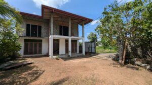 අඩි 20 කාපට් පාරට මුහුණලා අලුතින් ඉදිවූ අඩක් වැඩ නිමකල ‎දෙමහල් නිවසක්