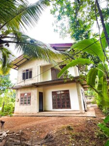 නිට්ටඹුවෙන් නුවර පාරට 800m.පදිංචියට සුදුසු අඩක් නිමකළ දෙමහල් නිවසක් ලක්ශ 98/=