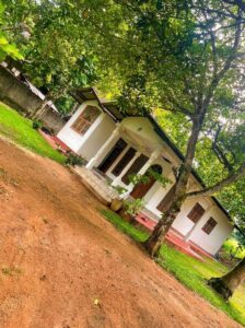 පොතුහැර දුම්රිය ස්ථානයට අතේදුරින් වටිනා නිවසක් විකිණීමට!  ‎