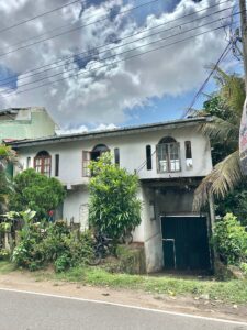 බත්තරමුල්ල , ඉසුරුපාය අසල පර්චස් 15.5 වටිනා බිම් කොටසක්  දෙමහල් ගොඩනැගිල්ලක් සමග විකිණීමට