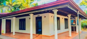 හොරණ ගෝවින්න ප්‍රදේශයෙන් අඩි 20 කාපට් පාරකට මායිම් පර්චස් 80 ක ඉඩම හා අංගසම්පූර්ණ නිවස විකිණීමට