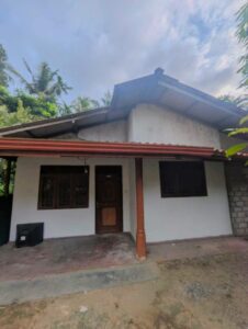 කොළඹ හංවැල්ල බස්පාරට මුහුනලා ඉඩමක් /අඩක් නිමකල නිවසක් සමග විකිණීමට