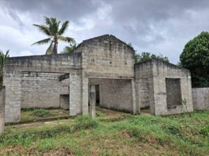 අතුරුගිරියෙන් වටිනා ඉඩමක් සමඟ අඩක් නිම කළ නිවසක් විකිණීමට