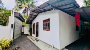 අතුරුගිරිය නගරයට ආසන්නව වටිනා නිවසක් මුදල් අවශ්‍යතාවයක් මත කඩිනමින් විකිණීමට