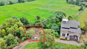 කඩුවෙල අතුරුගිරිය පාරට 1km ක දුරින් ARIYANA RESORT APARTMENT අසලින් පර්චස් 10ක ඉඩමක් විකිණීමට