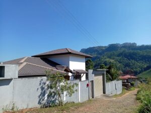 ගම්පොළ – නුවරඑළිය ප්‍රධාන මාර්ගයට මීටර් 200ක් පමණ දුරින් පර්චස් 20ක ඉඩම සමඟ අංගසම්පූර්ණ දෙමහල් නිවසක් විකිණීමට!